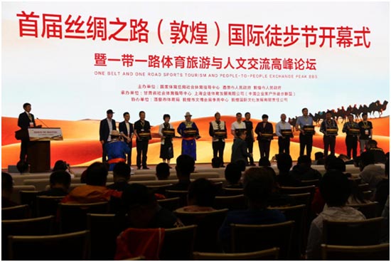 目的地随机选、找陪拍年轻人出游有多会玩?(图1)